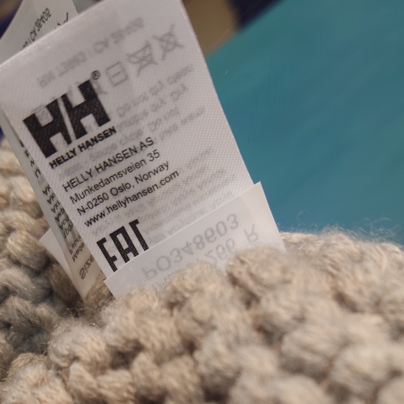 Helly Hansen Calgary Chunky Beanie with Removable Pom NWOT - Picture 3 of 8